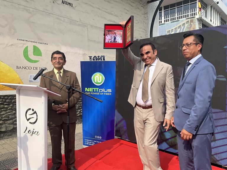 Nettplus entrega reconocimiento a la orquesta Don Medardo y sus Players
